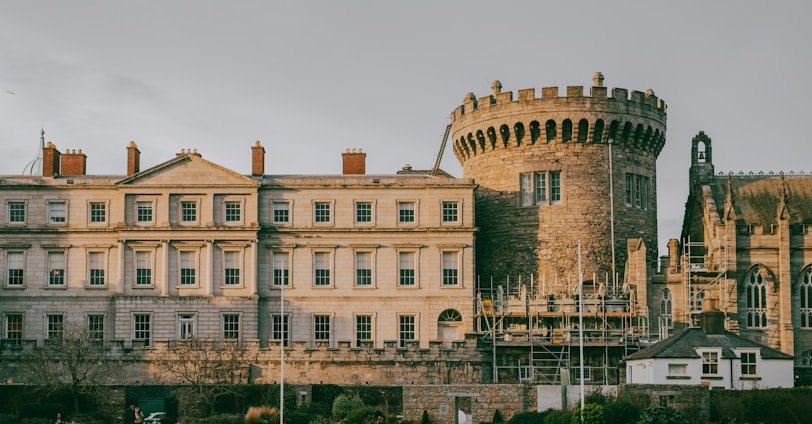 Você sabia que a Irlanda é um dos países com mais castelos na Europa? Conheça a história sobre os castelos mais conhecidos da Irlanda.