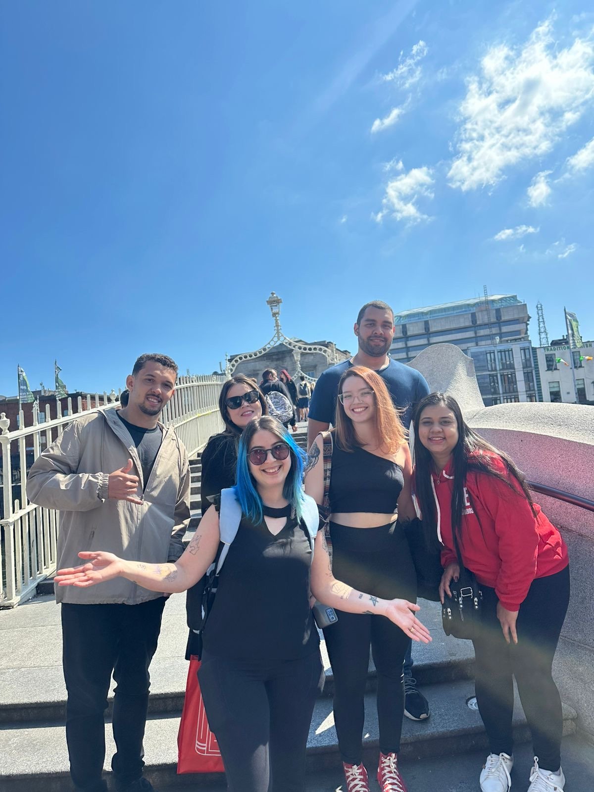 Intercambistas Vibe na Ha'penny Bridge em Dublin.